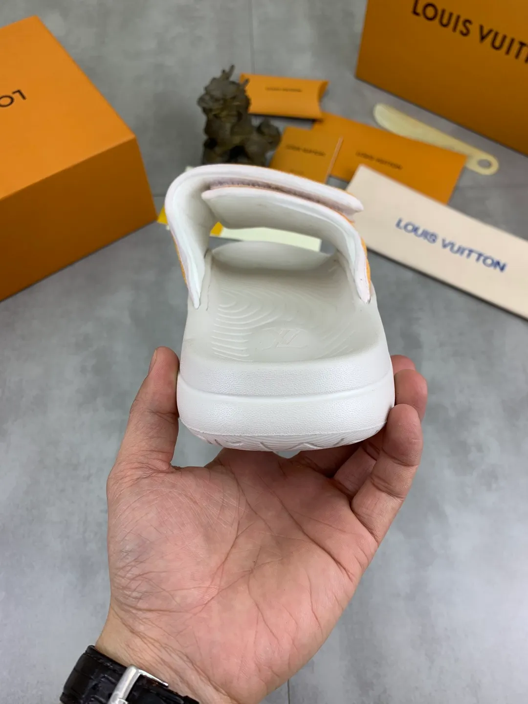 Men's shoes 💰P320💰【New style】🆘 Original quality 【LOUIS VUITTON】The popular Louis Vuitton LV men's slippers on the official website are on sale simultaneously! Original fabric imported from Italy. Original bottom provided by the original factory. Number of yards: 38-44 (customized to 45). Multiple colors to choose from. Fully packaged drawer box.